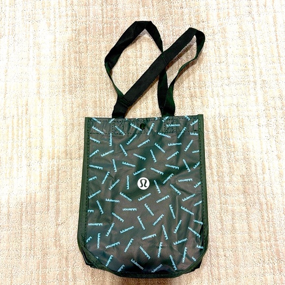 Lululemon women’s shorts size 0 WITH BAG - Picture 11 of 11